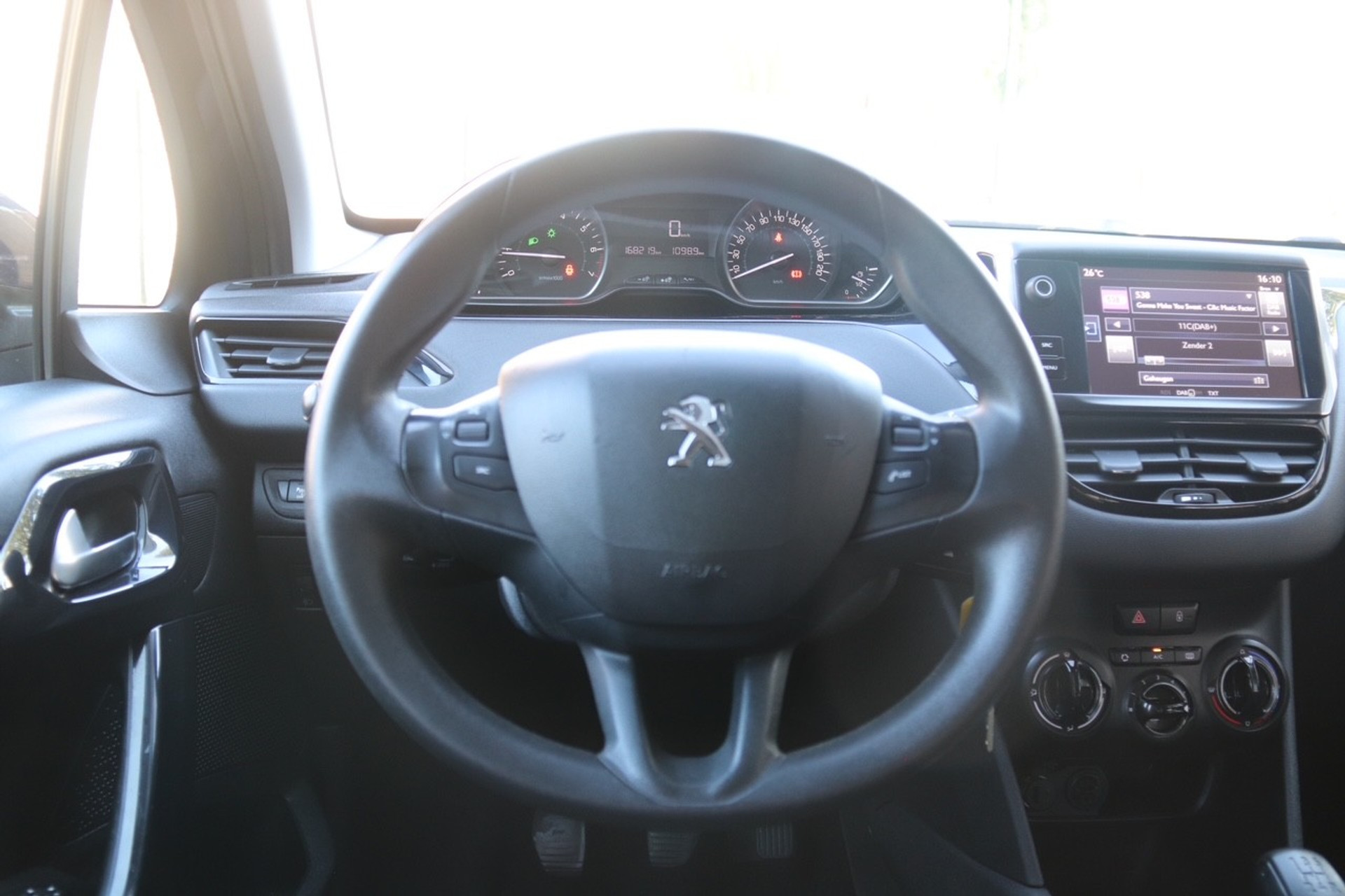 47764671-6.jpg