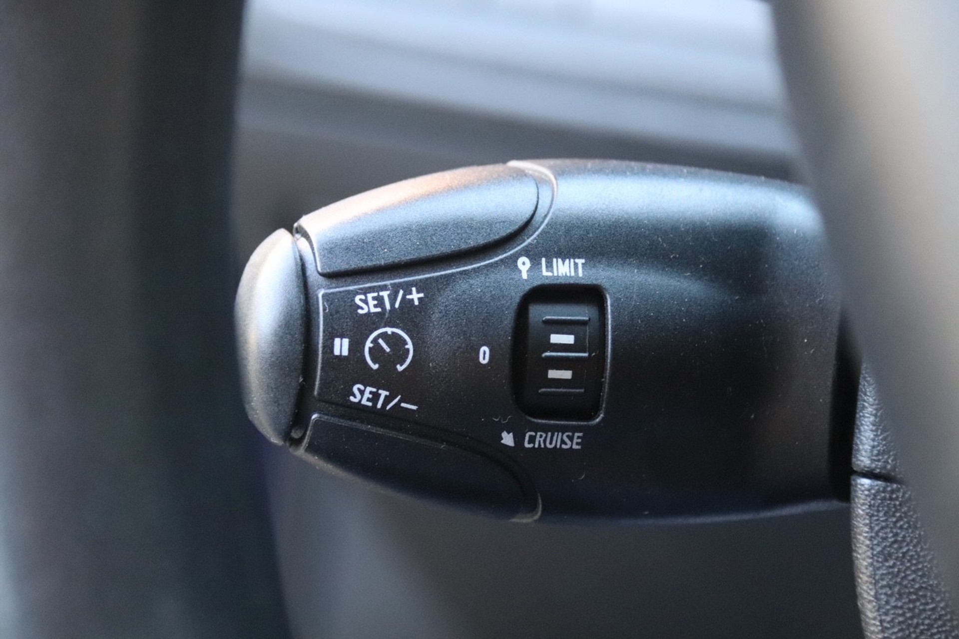 47764671-9.jpg